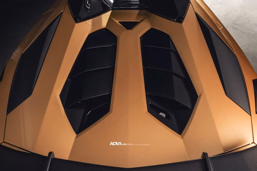 Lamborghini Aventador SV Roadster có thể tăng tốc từ vị trí xuất phát lên 100 km/h trong khoảng 2,9 giây trước khi đạt vận tốc tối đa 350 km/h.