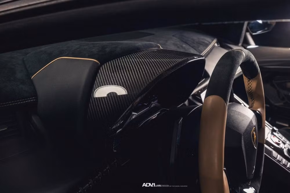 Không có nâng cấp nào về động cơ của chiếc Lamborghini Aventador SV Roadster này, tuy nhiên, khối động cơ V12 nguyên bản, hút khí tự nhiên, dung tích 6,5 lít, sản sinh công suất tối đa 750 mã lực và mô-men xoắn cực đại 690 Nm cũng đủ đáp ứng cho các chủ nhân mê tốc độ.