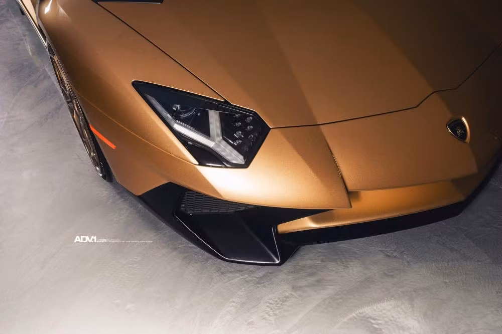 So với những bộ áo màu nổi khác từng xuất hiện, dàn áo của chiếc Lamborghini Aventador SV trong bài viết này được mang vẻ đẹp bí ẩn.