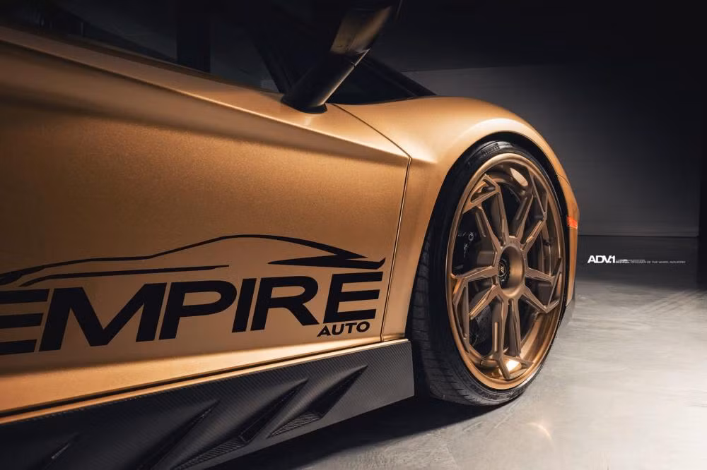 Chưa chịu dừng lại ở bộ áo cực độc, siêu xe Aventador SV này còn được chủ nhân bổ sung thêm body kit độ bằng sợi carbon của Novitec.