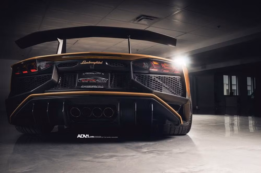 Lamborghini Aventador SV Roadster xuất hiện cuối năm 2015, và được bán ra thị trường đầu năm 2016 với giá khởi điểm hơn 500.000 USD tại thị trường Mỹ. Gói độ mới của Lamborghini có thể biến siêu xe này thành tác phẩm nghệ thuật thực thụ chỉ với một số thay đổi.