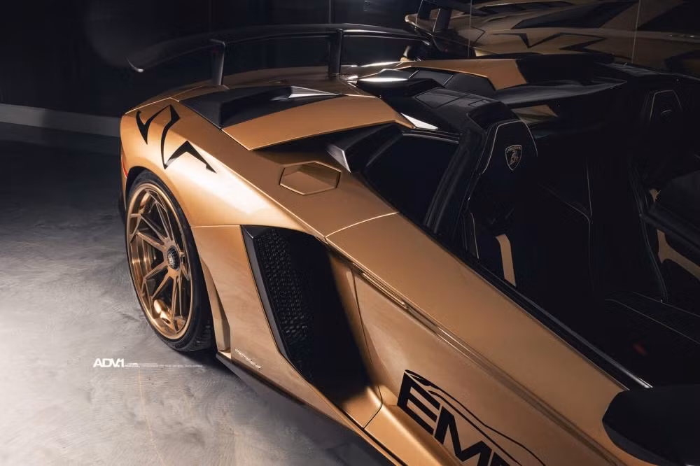Để tạo điểm nhấn thêm cho siêu xe mui trần bản giới hạn này còn có logo SV và dòng chữ Empire Auto bên hông xe hoàn thành màu đen bóng. 