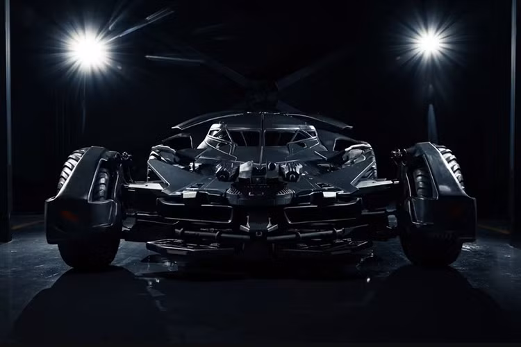 Không chỉ có thiết kế hầm hố, chiếc Batmobile này còn được trang bị camera chụp ảnh nhiệt, cửa tự động và súng giả trên nắp capô. Khẩu súng này không thể bắn đạn nhưng lại đi kèm hệ thống âm thanh để giả tiếng súng.