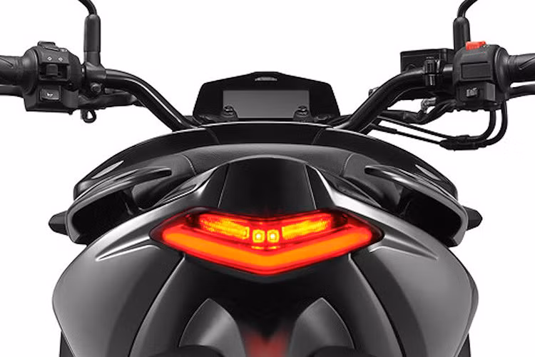 Trên Gixxer 155 thế hệ mới, Suzuki đã "bê nguyên" toàn bộ thiết kế phần đuôi sau vuốt nhọn của chiếc sportbike Gixxer SF 155/250 ra mắt cách đây không lâu, khiến cho chiếc xe có vẻ ngoài thể thao và năng động hơn. Phần đèn hậu của xe cũng được ứng dụng công nghệ LED giúp nâng cao hiệu năng chiếu sáng. Như vậy Suzuki Gixxer 2019 sẽ có đèn hậu lẫn đèn pha đều dùng công nghệ LED.