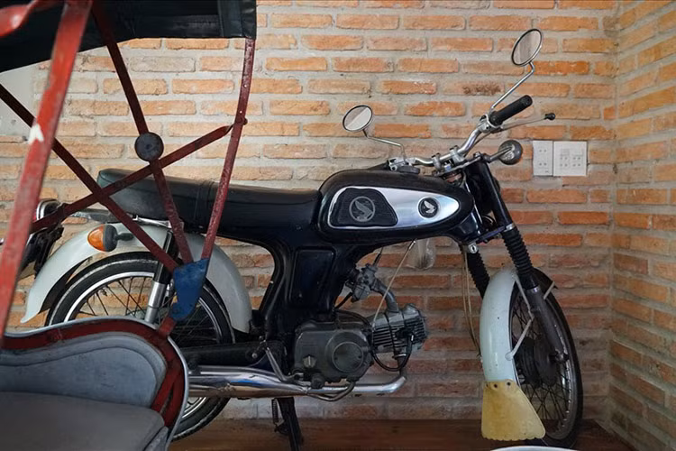 Về Honda 67, đây là một trong những chiếc xe góp phần tạo nên tên tuổi cho hãng Honda Motor, cùng thời với Honda Cub. Chiếc xe này được sản xuất lần đầu vào năm 1962. Sau khi nước Nhật khủng hoảng kinh tế do thua trận sau Chiến tranh Thế giới thứ hai, người ta bắt đầu dùng xe máy làm phương tiện đi lại thay thế cho ôtô.