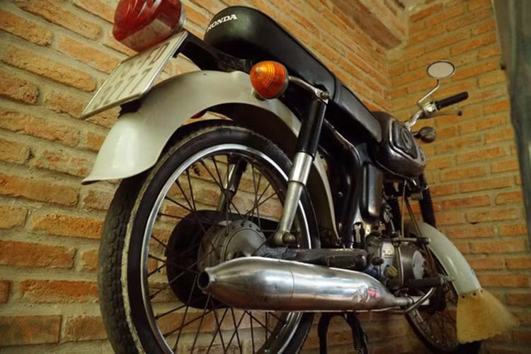 Cũng chính do khủng hoảng năng lượng khiến giá xăng dầu tăng cao nên Honda Motor đã cho sản xuất hàng loạt 2 loại xe 50cm3 là Honda Cub 50cm3 dành cho nữ và Honda 67 dành cho nam. Honda 67 là con đẻ của ông Soichiro Honda (1906-1992), người được biết đến như một kỹ sư bậc thầy nhưng không hề qua một trường lớp đào tạo nào.