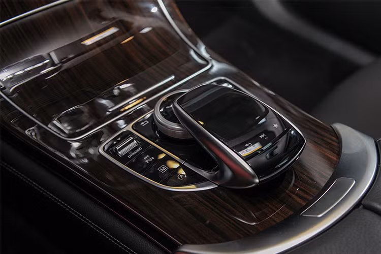 Xe còn có nhiều tính năng đáng giá như Ga tự động Cruise Control và kiểm soát tốc độ tối đa SPEEDTRONIC; ECO Start/Stop; Gương chiếu hậu chống chói tự động; Khởi động bằng nút bấm KEYLESS START; Hệ thống điều hòa tự động độc lập 2 vùng THERMATIC; 2 ghế trước điều khiển điện với 3 vị trí nhớ ghế; Đóng mở cốp bằng điện EASY PACK, có hỗ trợ chống kẹt.