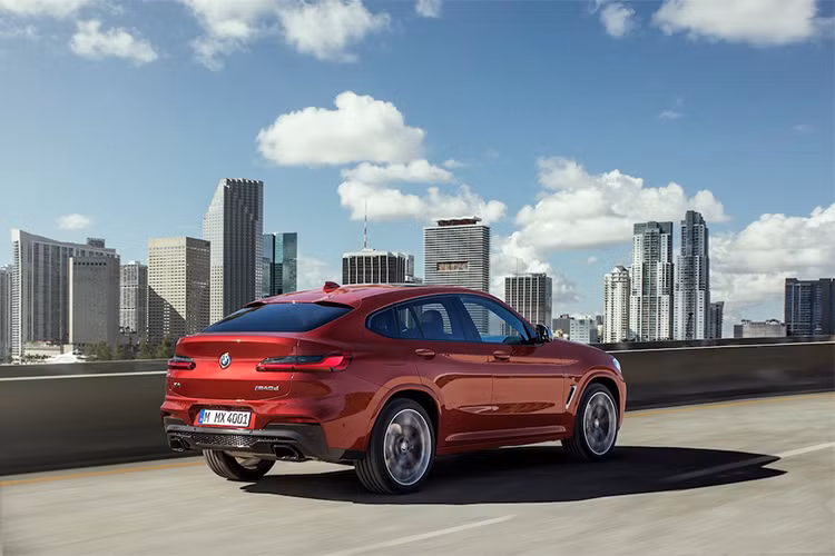 Bên cạnh đó, hãng xe hơi BMW còn cắt giảm trọng lượng X4 phiên bản 2019 lên đến 50kg so với thế hệ trước. Cuối cùng, tổng thể xe thêm đẹp mắt hơn với lựa chọn mâm đa chấu có kích thước từ 19 đến 21 inch. 