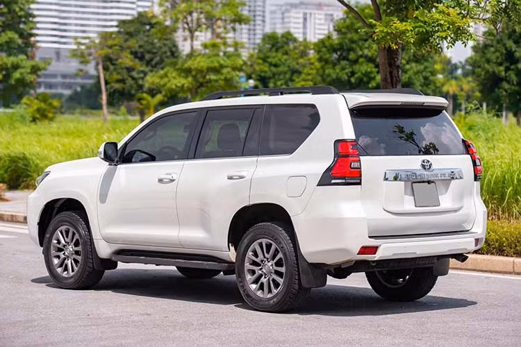 Các trang bị ngoại thất vẫn trong tình trạng sử dụng tốt như cụm gương chiếu hậu chỉnh điện, gập điện tích hợp đèn báo rẽ, đèn hậu và đèn phanh thứ ba dạng LED tích hợp trên cánh lướt gió phía sau vẫn cho khả năng chiếu sáng tốt. La-zăng vẫn là loại hợp kim nhôm nguyên bản 6 chấu kép, kích thước 18-inch mạnh mẽ. 