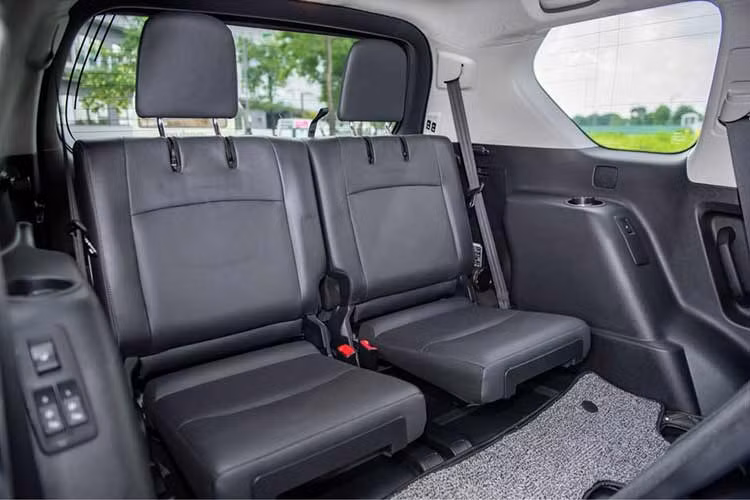 Đáng chú ý, mẫu xe Toyota Land Cruiser Prado đời có thêm kiểm soát hành trình (Cruise Control). Xe được trang bị động cơ xăng 2TR-FE 2.7L 4 xy lanh thẳng hàng cho công suất tối đa 164 mã lực và mô-men xoắn cực đại 246Nm.