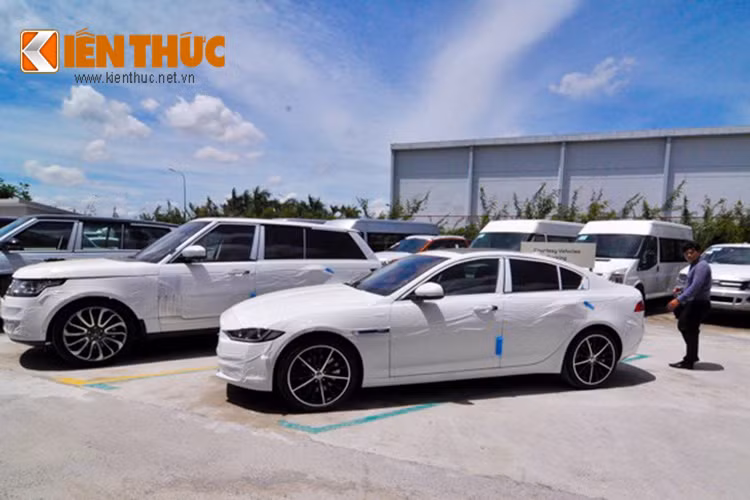 Được bao bọc trong lớp niêm phong bảo vệ nhưng có thể thấy rõ phần nào thiết kế của Sedan hạng sang Jaguar XE. Xuyên suốt thân xe là những đường nét mềm mại và sống động trẻ trung và thanh thoát.
