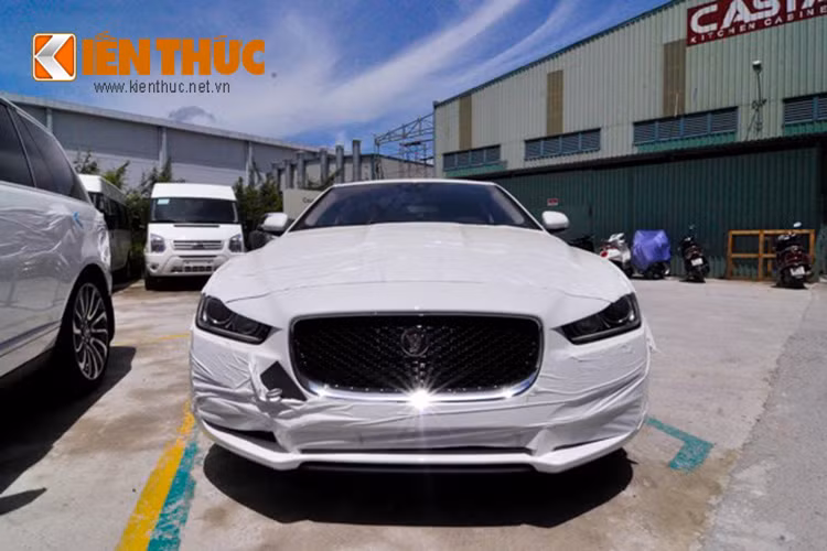 Đầu xe mạnh mẽ với lưới tản nhiệt lớn đi kèm logo chính giữa, nó khiến cho xe mạnh mẽ và cuốn hút, đậm chất Jaguar.