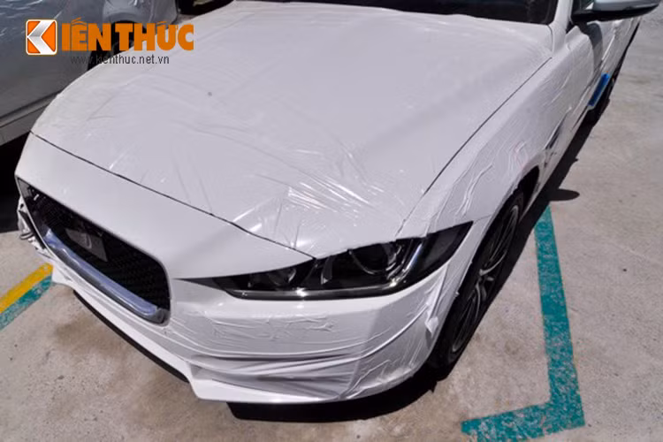 Cấu trúc nhôm giúp hiện thực hóa những đường nét thiết kế hiện đại và khí động học chạy dọc từ trần xe ra cốp sau.
