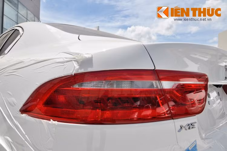 Cụm đèn pha sau cũng được thiết kế gợi cảm, giúp chiếc sedan trở nên trẻ trung nhưng vẫn toát lên vẻ sang trọng.