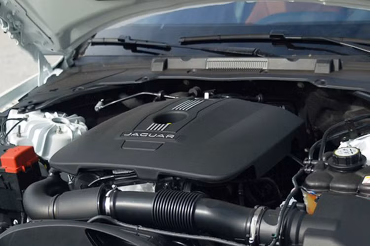 Jaguar XE 2015 vừa đến Việt Nam được trang bị động cơ có dung tích 2.0 lít công suất 237 mã lực và mô-men xoắn cực đại 340 Nm, đi kèm hộp số tự động ZF 8 cấp.
