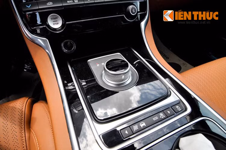 Đầu tiên là các chi tiết lấy cảm hứng từ F-TYPE như cụm đồng hồ, vô lăng 3 chấu thể thao. Kế đến là thiết kế cụm điều khiển trung tâm với các nút bấm và màn hình cảm ứng công nghệ mới nhất.