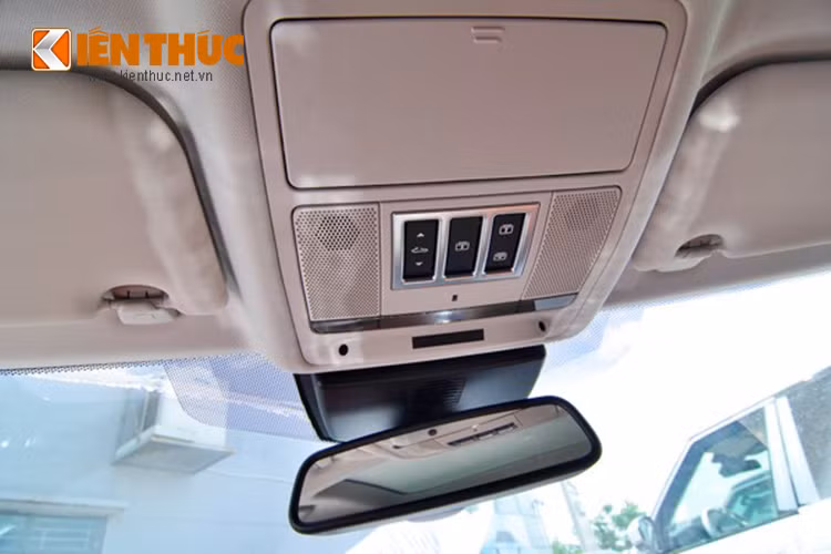 Ngoài ra Jaguar còn phát triển một số lượng lớn phụ kiện và phụ tùng dành riêng cho XE nhằm mang lại khả năng cá nhân hóa tối đa cho những khách hàng cá tính và tinh tế.
