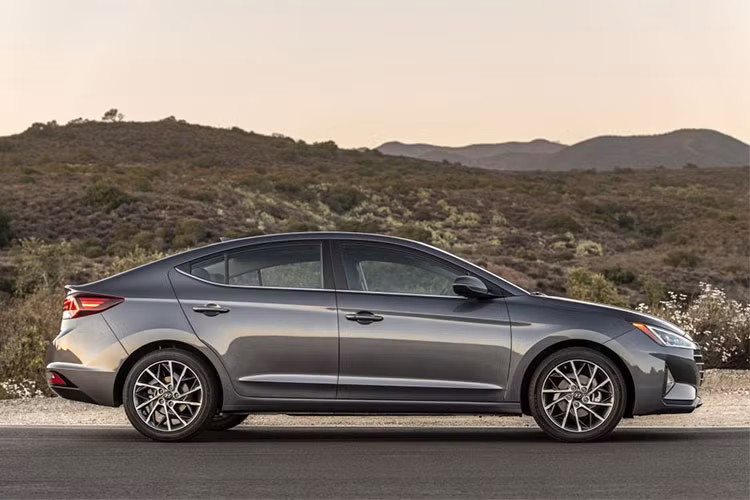Ở phiên bản 2019 mới, mẫu xe sedan Hyundai Elantra đã gây bất ngờ bởi ngoại hình hoàn toàn khác so với bản 2011 của nó trước đây. Chiếc xe sở hữu những đường nét sắc, nhiều góc cạnh, nhiều góc gấp hơn trước.