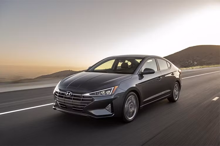 Phiên bản Elantra Sport sẽ được trang bị động cơ 1.6L 4 xi-lanh tăng áp, kết hợp cùng hộp số sàn 6 cấp hoặc tùy chọn hộp số ly hợp kép 7 cấp. Hyundai cho biết mẫu xe này sẽ ra mắt vào cuối năm nay với thay đổi về kiểu dáng tương tự như các phiên bản Elantra khác. 