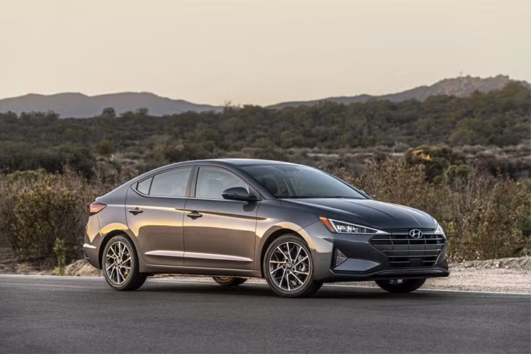 Mẫu xe Hyundai Elantra 2019 dù chỉ là một bản nâng cấp giữa đời nhưng nó không chỉ làm các đối thủ phải quan ngại mà còn khiến cho phiên bản trước của nó phải e dè. Chiếc xe không chỉ được trang bị nhiều công nghệ hiện đại mà còn thay đổi hoàn toàn thiết kế theo phong cách vô cùng sắc sảo và ấn tượng. 