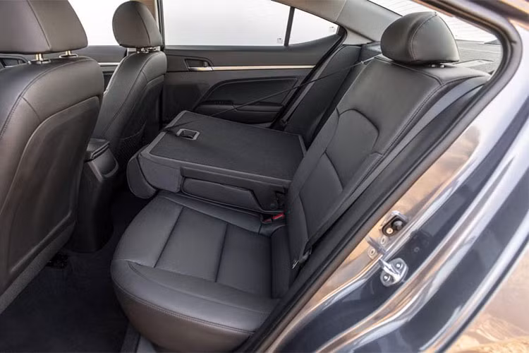 Các công nghệ an toàn gần đây là một "yếu tố thương hiệu" cho Hyundai. Ở dòng Elantra 2019 này, hãng nâng cấp và trang bị nhiều chức năng an toàn cho xe (từ bản SEL trở lên) gồm: cảnh báo và phòng ngừa va chạm phía trước (forward collision prevention), hỗ trợ giữ làn đường (lane keep assist), và cảnh báo tài xế (driver attention alert).