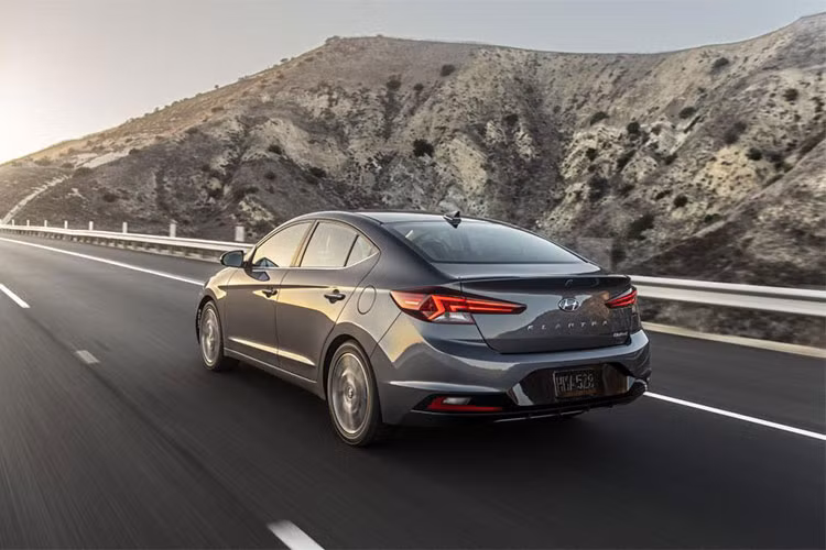 Về mặt kỹ thuật, Hyundai Elantra facelift mới có sẵn 3 tùy chọn động cơ cho khách hàng lựa chọn. Phiên bản SE, SEL và Limited được trang bị động cơ 2.0L với công suất tối đa 147 mã lực. Tiếp đến, phiên bản Eco được trang bị động cơ 1.4L tăng áp với công suất tối đa 128 mã lực, đi cùng với hộp số ly hợp kép 7 cấp và cho mức tiêu hao nhiên liệu chỉ khoảng 6,7 L/100km. 