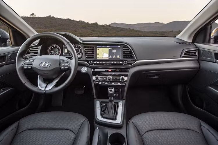 Ngoại hình thay đổi nhiều nhưng nội thất của Elantra 2019 về cơ bản vẫn được giữ nguyên các đường nét cũ, chỉ cập nhật một số chi tiết mới như cụm vô lăng giống Kona, các nút bấm tinh tế và sắc nét hơn. 