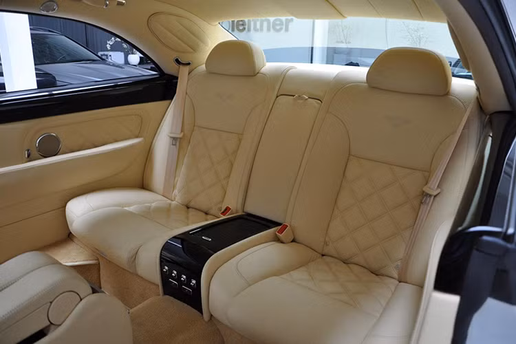 Vô lăng của xe được bọc da phối 2 màu và ốp gỗ, bộ pedal bằng nhôm, những chi tiết bằng sợi carbon trên mặt cửa cũng như cụm điều khiển trung tâm khiến nội thất của nó mang đậm chất xe sang thể thao hơn.