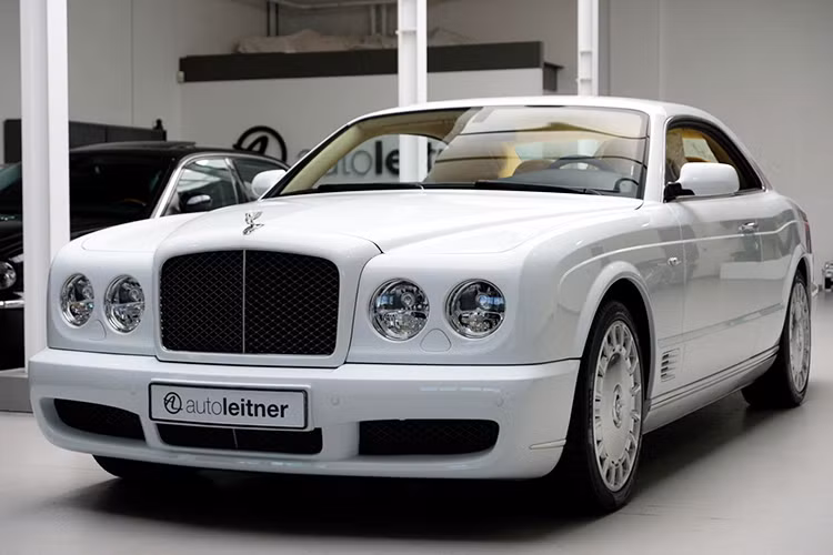 Nói đến xe siêu sang Bentley, người ta nghĩ ngay đến các mẫu xe đình đám hiện nay như; Flying Spur, Continental GT, Mulsanne hay Bentayga... Tuy nhiên, với những người yêu mến thương hiệu Bentley trong suốt nhiều năm qua, cái tên Brooklands có lẽ sẽ chiếm một vị trí khá đặc biệt.
