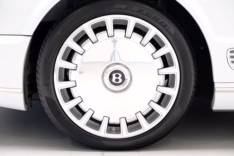 Không có gì ngạc nhiên khi người chủ đầu tiên đã bổ sung nhiều trang bị tùy chọn cho chiếc Bentley Brooklands đời cũ này. Cụ thể phần đầu xe trang bị lưới tản nhiệt bằng thép không gỉ màu tối, bộ vành hợp kim 20 inch với thiết kế 16 chấu nhỏ bao quanh mâm đúc bóng bẩy.