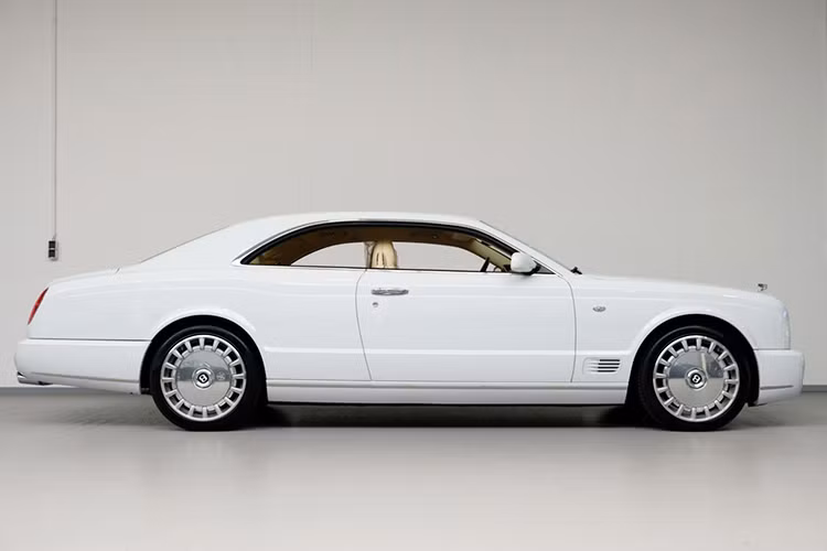 Mẫu xe siêu sang Bentley Brooklands là dòng coupe 2 cửa từng được sản xuất với số lượng đúng 430 chiếc trong khoảng thời gian từ năm 2008 - 2011. Hiện tại, hãng xe sang Anh quốc - Bentley không hề có kế hoạch đưa cái tên Brooklands trở lại thị trường.
