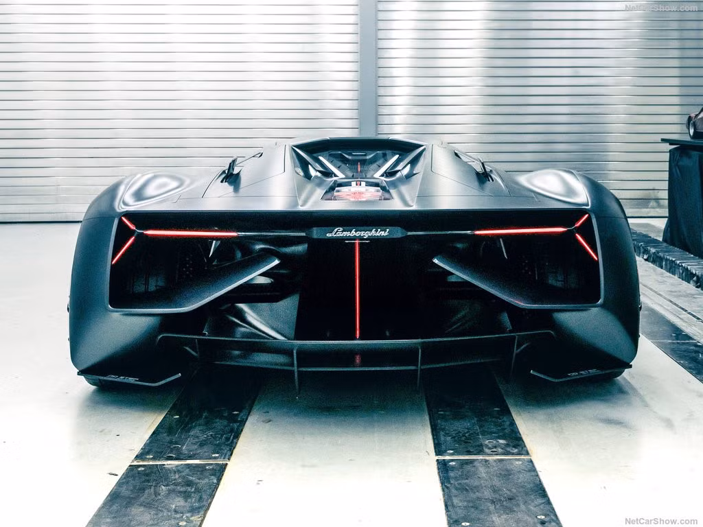 Chiến lược tạo ra những chiếc siêu xe với hiệu suất tối ưu, Lamborghini thực hiện cách mạng hóa công nghệ lưu trữ năng lượng, loại bỏ pin thông thường và nghiên cứu khả năng của các máy siêu tụ điện để trang bị cho Lamborghini Terzo Millennio.