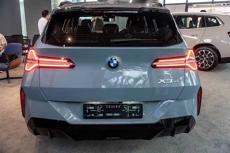 Phong cách thiết kế "nguyên khối" trên mẫu xe SUV BMW X3 G45 2025 được lấy cảm hứng từ các mẫu SUV cỡ lớn như BMW XM. Điểm nhấn ngoại thất nằm ở lưới tản nhiệt kích thước lớn, với họa tiết nan lưới có thể thay đổi theo chiều dọc và chéo.