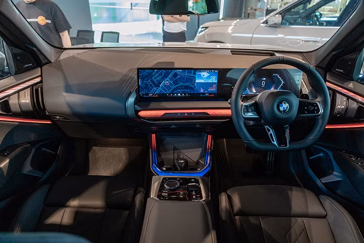 Nội thất BMW X3 G45 sở hữu cụm màn hình kỹ thuật số liền khối dạng cong, bao gồm bảng đồng hồ kích thước 12.3 inch và màn hình cảm ứng trung tâm 14.9 inch. Thiết kế ghế ngồi được nâng cấp theo phong cách công thái học, mang lại sự thoải mái tối đa cho người lái và hành khách.