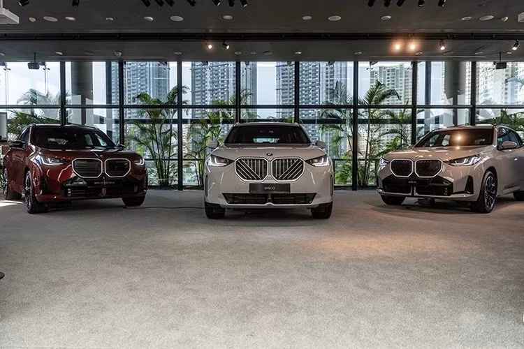 Tại Singapore, giá xe BMW X3 2025 bản 20 xDrive từ 248.000 USD, trong khi phiên bản cao cấp M50 xDrive có giá lên đến 323.500 USD (bao gồm phí COE). Dự kiến, mẫu SUV này sẽ chính thức được trưng bày tại triển lãm Singapore Motorshow 2025. Dự đoán, sau Singapore và Thái Lan, mẫu xe này cũng sẽ sớm về Việt Nam.