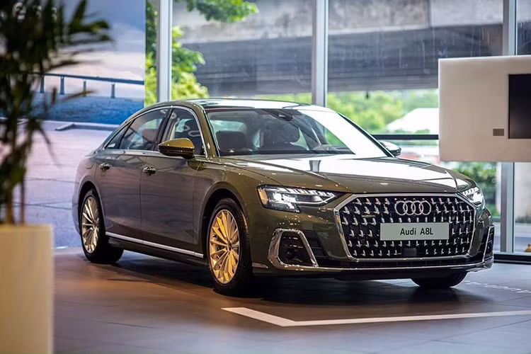 Gia xe Audi A8L chinh hang tai Viet Nam giam toi 2 ty dong