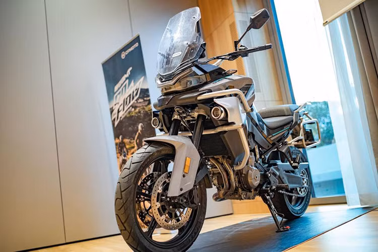 Điểm gây chú ý của mẫu CFMoto 800MT của Trung Quốc chính là việc xe được trang bị động cơ tương tự dòng máy LC8 của thương hiệu KTM đình đám, hiện đang trang bị trên mẫu KTM 790 Adventure R.