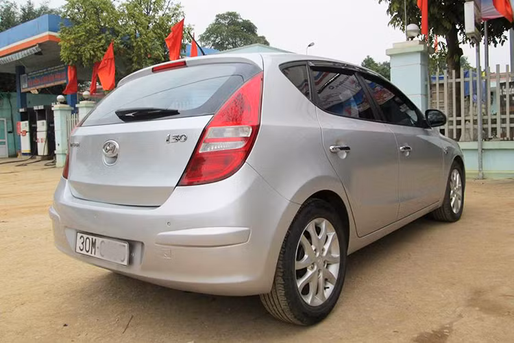 Ngoài động cơ dầu ra thì thiết kế của Hyundai i30 đời này giống hoàn toàn so với các phiên bản chạy máy xăng khác. Kích thước xe dài x rộng x cao tương ứng là 4.245 x 1.775 x 1.480 mm đi cùng chiều dài cơ sở 2.650 mm. Các trang bị ngoại thất của xe không khác gì so với phiên bản máy xăng trên thị trường.