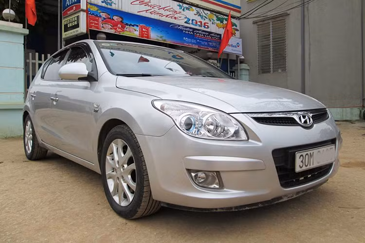 Hiện giá xe Hyundai i30 2007 đang được rao bán lại ở Hà Nội với mức 350 triệu đồng, rẻ hơn một chiếc xe hạng A mới "đập thùng" nhưng lại to hơn và sở hữu động cơ dầu diesel "hiếm có, khó tìm" ở Việt Nam. 