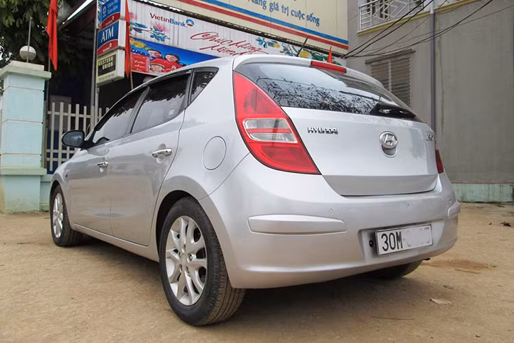 Vì là động cơ dầu nên lẽ dĩ nhiên chiếc xe này có khả năng vận hành rất tiết kiệm. Theo lời chia sẻ của chủ xe thì nó có mức tiêu hao nhiên liệu là 4,5 lít/ 100 km, mặc dù đã được lăn bánh khaongr gần 12 năm nhưng chiếc xe vẫn sử dụng khá tốt và không có bệnh tật. 