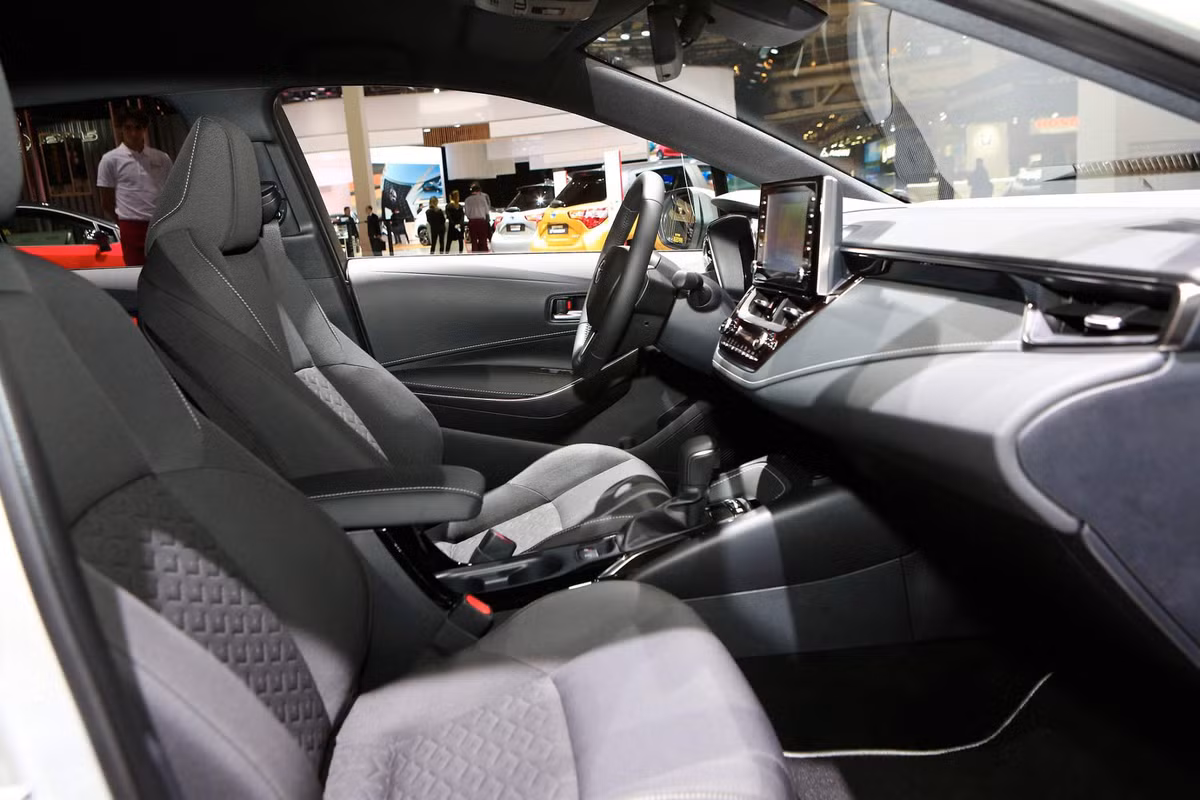 Nhờ đó, nó có thể cạnh tranh tốt hơn với các dòng xe đối thủ tại châu Âu như Volkswagen Golf Variant (dung tích 605 lít) và Skoda Octavia Combi (dung tích 610 lít). Xe được trang bị màn hình hiển thị kính lái HUD, sạc smartphone không dây, hệ thống âm thanh JBL...
