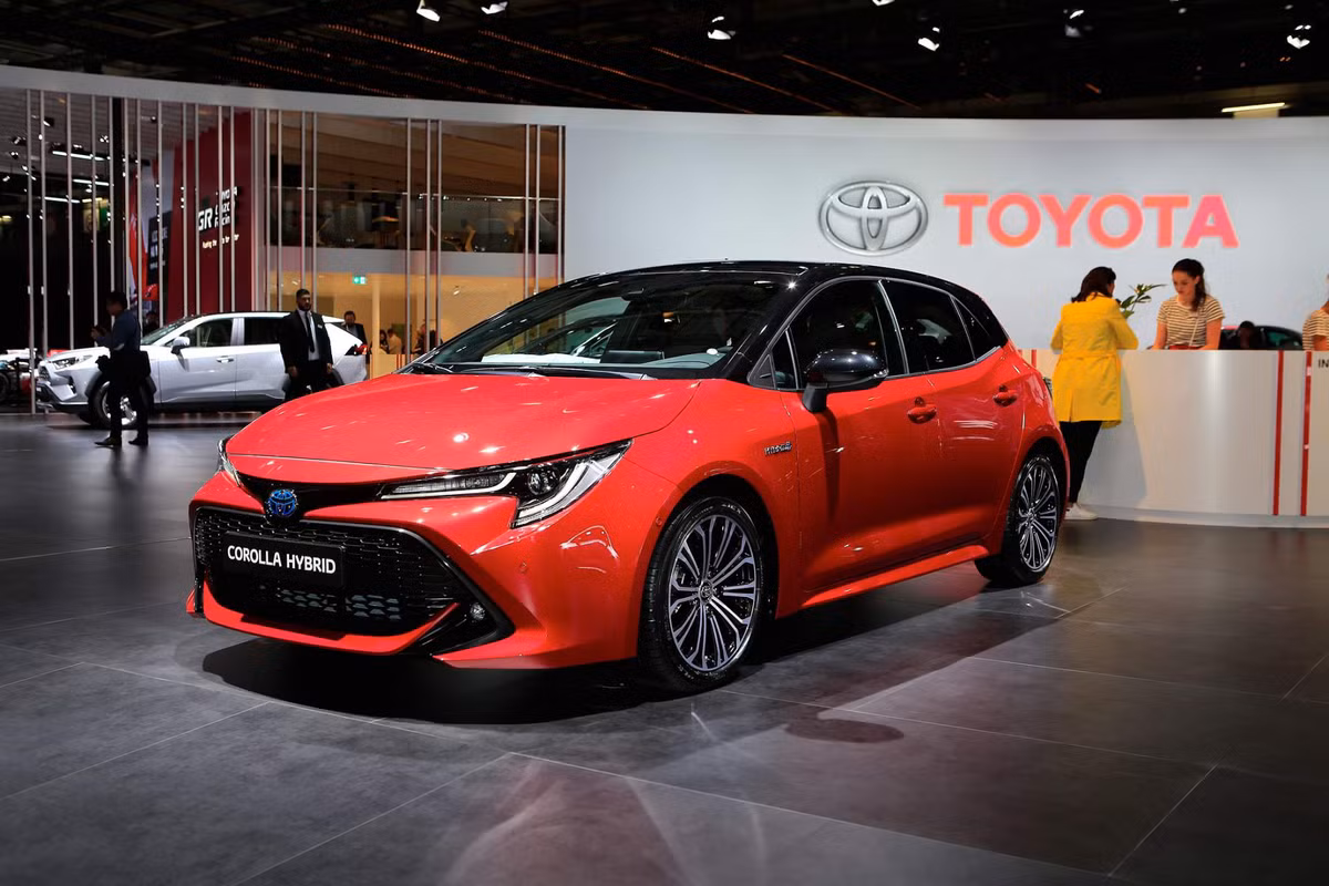 Sự trở lại của các tên Toyota Corolla cũng đã đồng thời đánh dấu chiến lược ra mắt dòng động cơ hybrid mới và sự khai tử của động cơ dầu từ phía hãng xe Nhật Bản. Hai động cơ hybrid gồm một động cơ 1.8 L cho công suất 120 mã lực và mô men xoắn cực đại 142 Nm.