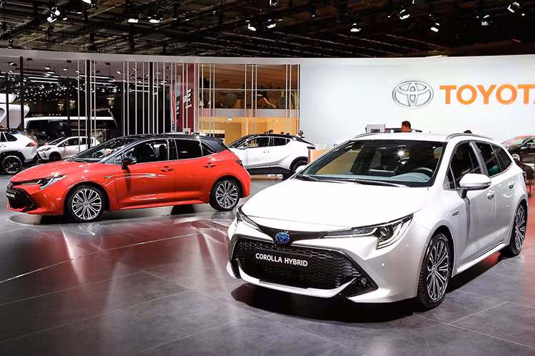Sau khi chính thức khai tử cái tên Auris, Toyota đã ngay lập tức giới thiệu mẫu xe thay thế nó - Corolla tại triển lãm Paris Motor Show 2018. Và đúng như kỳ vọng, dàn xe Toyota Corolla 2019 thuộc đủ cấu hình từ hatchback đến wagon đã thu hút được khách tham quan rất lớn.