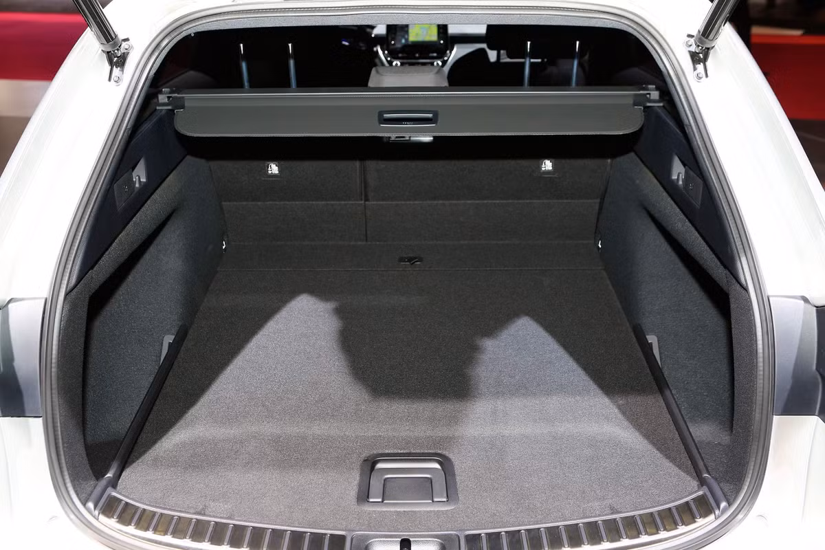 Việc hãng xe Nhật thay thế tên gọi Auris bằng Corolla có nguyên nhân đến từ sự mờ nhạt của cái tên Auris trong thị trường châu Âu và Anh Quốc. Quyết định lấy lại tên gốc cho Auris hứa hẹn sẽ giúp Toyota lấy lại vị thế của mình trong phân khúc hatchback và thương hiệu Corolla.