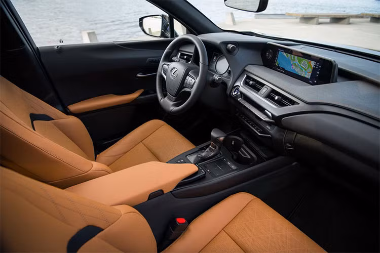 Bên trong, UX phiên bản F Sport được trang bị ghế ngồi thể thao cho phía trước, vô-lăng bọc da được tích hợp lẫy chuyển số, các bàn đạp, gác chân và ốp bệ lên xuống làm từ nhôm. Ngoài ra, Lexus UX còn sở hữu một màn hình màu TFT 8 inch hiển thị thông số kỹ thuật (7 inch ở bản tiêu chuẩn) và một vòng tròn chuyển động lấy cảm hứng từ siêu xe Lexus LFA.