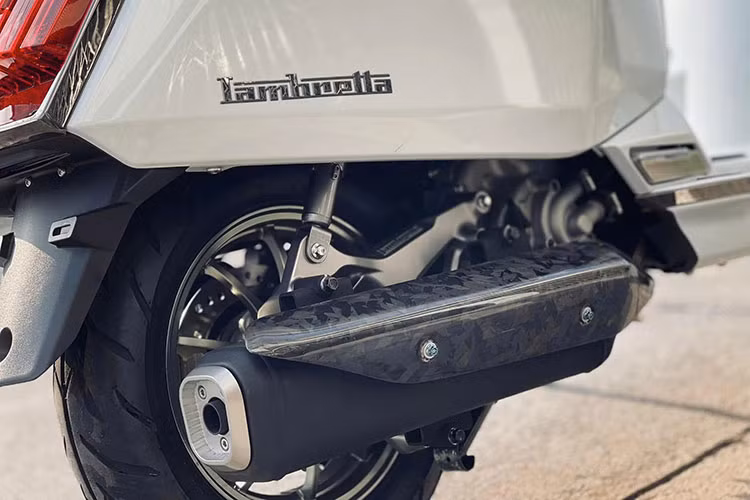 Cung cấp sức mạnh cho Lambretta X300 là khối động cơ 275 cc, làm mát bằng dung dịch, cho công suất 25,1 mã lực và mô-men xoắn 24,5 Nm. Xe sử dụng hộp số vô cấp CVT.