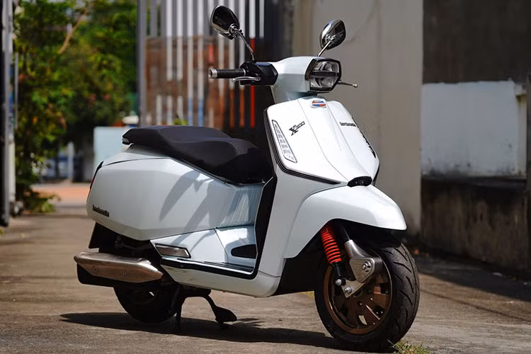 Thương hiệu xe máy Lambretta hiện đã có đại diện phân phối chính thức tại Việt Nam, tuy nhiên hoạt động kinh doanh dự kiến sẽ được triển khai từ quý II năm nay. Trong lúc chờ đợi các mẫu xe chính hãng ra mắt, một số chiếc Lambretta X300 về Việt Nam đã được nhập khẩu thông qua các đơn vị kinh doanh tư nhân và mở bán.