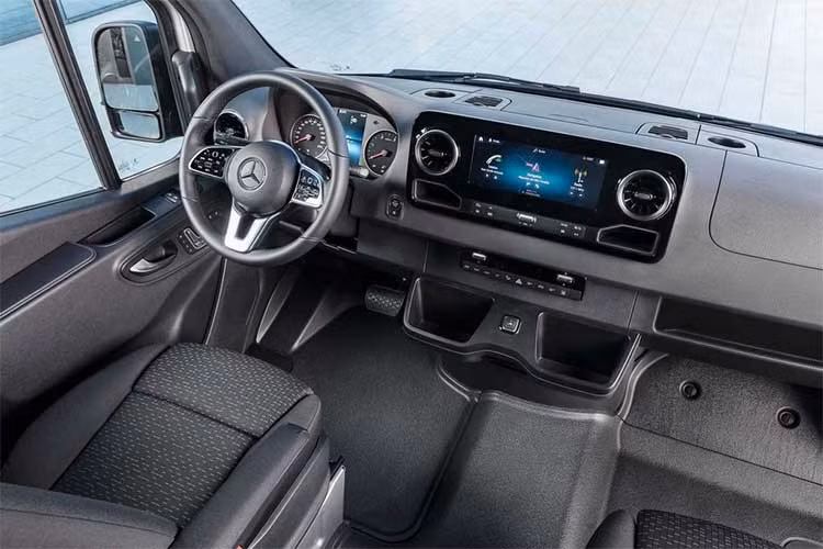 Nội thất Sprinter hoàn toàn mới thừa hưởng nhiều tinh hoa của dòng xe gia đình cao cấp của hãng. Xe cũng có các nút chỉnh ghế và chức năng nhớ ghế trên cửa và 2 hộc nhỏ nằm dưới màn hình trung tâm. Chiếc xe thương mại cũng được trang bị cổng sạc USB cũng như điểm truy cập WiFi.