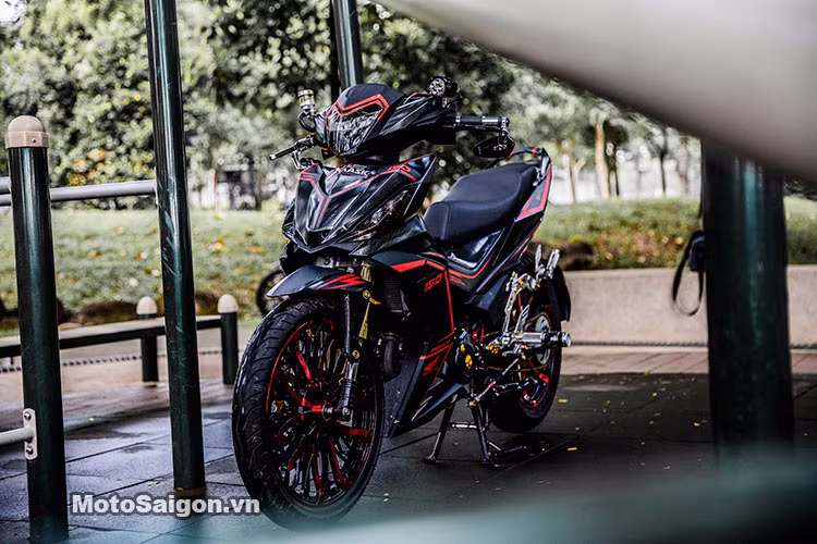 Chiếc Honda Winner 150 tại Việt Nam được trang bị dàn tem decal carbon 5D với bề mặt decal nổi tương tự như sợi carbon và rất linh động có thể dán trên nhiều chất liệu khác nhau. Ngoài bộ tem carbon 5D độc đáo này, chiếc Winner 150 độ còn được lên khá nhiều đồ chơi độc đáo.