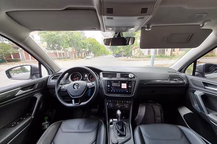 Bên trong nội thất, Tiguan Allspace nổi bật với màn hình kỹ thuật số hiển thị thông tin cho người lái thay cho đồng hồ truyền thống, màn hình cảm ứng có hệ thống Car-Net và MirrorLink tích hợp, hỗ trợ kết nối Apple CarPlay và Android Auto, âm thanh cao cấp Fender... cùng ghế lái chỉnh điện 8 hướng, có tích hợp sưởi.